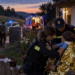 Individul care și-a înjunghiat mama în gât este un recidivist din Petia, eliberat din penitenciar în 2025 după o condamnare pentru omor. Femeia, salvată de polițiști după ce a reușit să fugă, să sune la 112 și să se ascundă într-un lan de porumb
