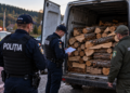 Transport de lemne fără acte, oprit de polițiști la Vadu Moldovei. Aproape 3 metri cubi de fag au fost confiscați