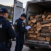 Transport de lemne fără acte, oprit de polițiști la Vadu Moldovei. Aproape 3 metri cubi de fag au fost confiscați