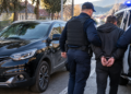 A lăsat Renault-ul pornit cât a intrat la o cafenea din Vatra Dornei, iar un trecător a plecat cu mașina. Autoturismul a fost găsit la Poiana Stampei. Hoțul a fost reținut