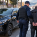 A lăsat Renault-ul pornit cât a intrat la o cafenea din Vatra Dornei, iar un trecător a plecat cu mașina. Autoturismul a fost găsit la Poiana Stampei. Hoțul a fost reținut