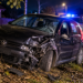 Tânăr de 19 ani, abțiguit și fără permis, înfipt cu mașina într-un copac la Arbore. Doi pasageri, de 16 și 20 de ani, au ajuns la spital