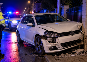 A ignorat semnalul polițiștilor, a fugit și s-a oprit într-un gard. Tânăr de 18 ani, prins la volan fără permis în Vicovu de Sus