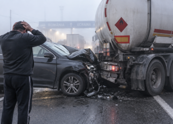 Un sucevean beat s-a înfipt cu mașina într-o cisternă încărcată cu combustibil, care urma să treacă vama spre Ucraina. Ceața i-a jucat feste șoferului la 7 dimineața, iar etilotestul a indicat 0,85 mg/l