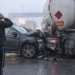 Un sucevean beat s-a înfipt cu mașina într-o cisternă încărcată cu combustibil, care urma să treacă vama spre Ucraina. Ceața i-a jucat feste șoferului la 7 dimineața, iar etilotestul a indicat 0,85 mg/l