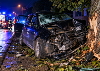Tânărul de 19 ani, abțiguit și fără permis, care s-a înfipt cu mașina într-un copac din Arbore, a fost reținut pentru 24 de ore și amendat cu 8.650 de lei. Doi pasageri au ajuns la spital
