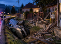 Reținut pentru 24 de ore, după ce a făcut prăpăd cu mașina la Vatra Moldoviței. Tânărul de 20 de ani, beat fiind, a rupt 13 metri de gard, a avariat branșamentele de gaz și curent și s-a răsturnat în șanț. Pasagerul din dreapta-față a ajuns la spital