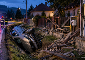 Reținut pentru 24 de ore, după ce a făcut prăpăd cu mașina la Vatra Moldoviței. Tânărul de 20 de ani, beat fiind, a rupt 13 metri de gard, a avariat branșamentele de gaz și curent și s-a răsturnat în șanț. Pasagerul din dreapta-față a ajuns la spital