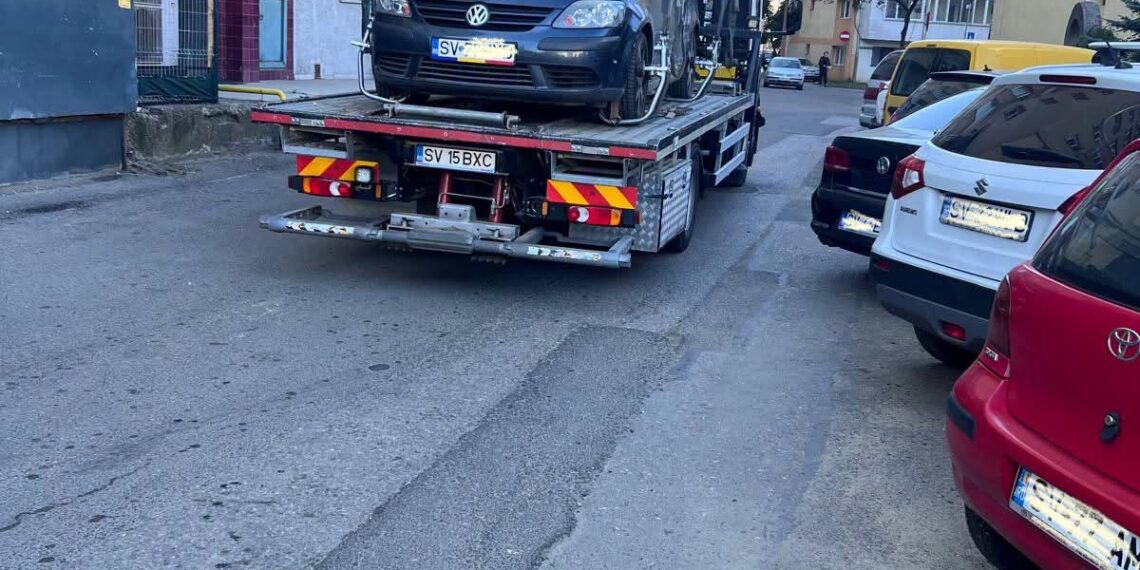 Mașină ridicată de Poliția Locală Suceava de pe Aleea Lalelelor. Autoturismul parcat neregulamentar bloca circulația