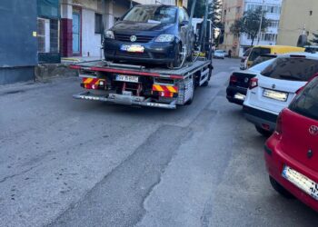 Mașină ridicată de Poliția Locală Suceava de pe Aleea Lalelelor. Autoturismul parcat neregulamentar bloca circulația