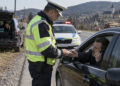 Unde dai și unde crapă! DIICOT urmărea contrabandiști și a dat peste un polițist șpăgar de la Biroul Rutier Suceava. A închis ochii pentru 1.000 de lei, fără să știe că șoferul era supravegheat tehnic. Agentul, pensionat la 43 de ani, condamnat la închisoare cu suspendare