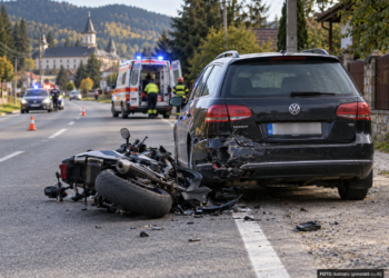 Motociclist de 70 de ani, rănit după ce a intrat într-o mașină oprită la Sucevița