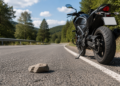 Motociclist rănit după ce a lovit cu piciorul o piatră aflată pe carosabil, la Crucea. Și-a continuat drumul până în județul Neamț