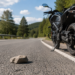 Motociclist rănit după ce a lovit cu piciorul o piatră aflată pe carosabil, la Crucea. Și-a continuat drumul până în județul Neamț