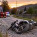 Cu puțin ghinion în plus, azi îl plângeau rudele. Un puștan de 16 ani, fără permis și beat muci, s-a ales cu traumatisme din cap până la bazin după ce a căzut cu un motociclu pe un drum parțial pietruit din Fundu Moldovei