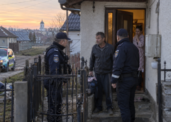 Căjvănean reținut după ce a încălcat ordinul de protecție. S-a dus la ușa soției să-și ceară hainele