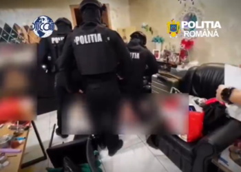Recidivist, arestat după ce ar fi vândut droguri de mare risc. Două femei, cercetate în același dosar. Substanțele cristaline erau vândute cu sume între 150 și 500 de lei