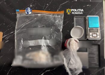 Tânăr de 26 de ani, reținut pentru trafic de droguri. La percheziții au fost găsite un pistol cu gaze, o pușcă de vânătoare și muniție