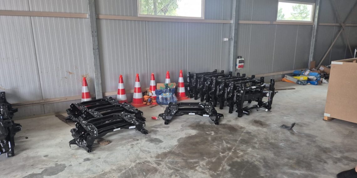 Peste 4.400 de piese auto suspectate că sunt contrafăcute, descoperite la percheziții în Rădăuți, Frătăuții Vechi și Ipotești. Marfă de aproximativ 250.000 de euro, ridicată de polițiști