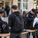 Peste 200 de ghiozdane verificate la două școli din Rădăuți. Polițiștii și jandarmii nu au găsit obiecte periculoase sau substanțe interzise în ele