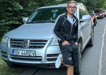Tânăr de 19 ani din Dolhești, reținut după un accident cu patru răniți. Avea 0,87 mg/l alcool în aerul expirat și s-a oprit cu Touaregul într-o remorcă