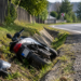 Doi minori, de 15 și 14 ani, răniți după ce au ajuns cu un motociclu în șanț, la Dărmănești. Vehiculul avea număr fals și era căutat de autoritățile din Italia
