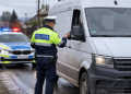 Șofer de 70 de ani, prins la Cajvana cu dreptul de a conduce suspendat. Avea o dovadă fără drept de circulație încă din 2023, când a fost depistat cu 0,57 mg/l alcool pur în aerul expirat