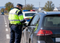 Oprit pentru că nu purta centura, polițiștii au descoperit că avea permisul anulat