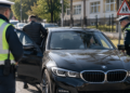 Șofer cu permisul suspendat, prins după ce a încercat să schimbe locul cu pasagera, la vederea polițiștilor din Rădăuți