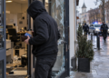 Supărare cât China în sufletul unui bărbat care a spart sediul unei firme din Suceava. A furat un portofel și a încercat să-și ia o cafea de 6,5 lei cu cardul Revolut al victimei. Plata a fost respinsă, dar s-a ales cu un pat la Psihiatrie