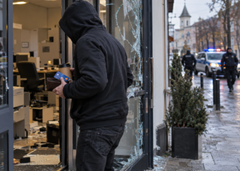 Supărare cât China în sufletul unui bărbat care a spart sediul unei firme din Suceava. A furat un portofel și a încercat să-și ia o cafea de 6,5 lei cu cardul Revolut al victimei. Plata a fost respinsă, dar s-a ales cu un pat la Psihiatrie
