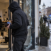 Supărare cât China în sufletul unui bărbat care a spart sediul unei firme din Suceava. A furat un portofel și a încercat să-și ia o cafea de 6,5 lei cu cardul Revolut al victimei. Plata a fost respinsă, dar s-a ales cu un pat la Psihiatrie