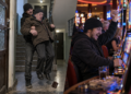 De la 7 ani la 5 ani de pușcărie pentru ”Fleașcă”. A urmărit un bătrân de 78 de ani de la Loto până acasă și l-a scuturat până i-a căzut portofelul cu 2.200 de lei. Și-a cumpărat haine, apoi a jucat banii la păcănele și a câștigat peste 6.000 de lei