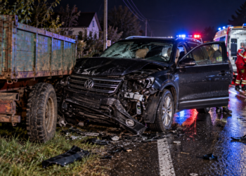 Accident cu patru victime la Dolheștii Mari. Un tânăr de 19 ani, cu 0,87 mg/l alcool pur în aerul expirat, a intrat cu un Touareg într-o remorcă