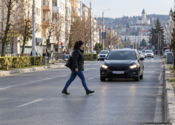 Adolescentă de 16 ani, sancționată contravențional după ce a fost lovită de o mașină pe bulevardul George Enescu. Traversase strada prin loc nepermis