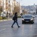 Adolescentă de 16 ani, sancționată contravențional după ce a fost lovită de o mașină pe bulevardul George Enescu. Traversase strada prin loc nepermis