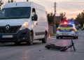 Minoră de 13 ani, rănită după ce a intrat cu trotineta electrică într-o autoutilitară, la Corocăiești