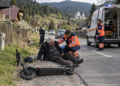 Țeapăn de beat, un bărbat de 66 de ani și-a bușit capul de asfalt după ce a căzut cu trotineta electrică la Șaru Dornei. Etilotestul a indicat 1,48 mg/l