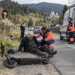 Țeapăn de beat, un bărbat de 66 de ani și-a bușit capul de asfalt după ce a căzut cu trotineta electrică la Șaru Dornei. Etilotestul a indicat 1,48 mg/l