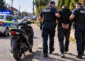 Urmărire pe străzile din Vicovu de Sus. Un bărbat fără permis a fugit de polițiști cu scuterul, apoi a abandonat vehiculul și a luat-o la fugă pe jos. Scuterul avea ITP-ul și RCA-ul expirate
