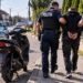 Urmărire pe străzile din Vicovu de Sus. Un bărbat fără permis a fugit de polițiști cu scuterul, apoi a abandonat vehiculul și a luat-o la fugă pe jos. Scuterul avea ITP-ul și RCA-ul expirate