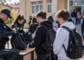 Polițiștii și jandarmii au controlat elevii și ghiozdanele acestora la Liceul ”Oltea Doamna” din Dolhasca. Au fost efectuate 221 de verificări, fără să fie găsite obiecte periculoase sau substanțe interzise