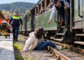O turistă din Giurgiu a căzut din Mocănița Huțulca, în timp ce trenul pleca din gară. Femeia a recunoscut că nu a respectat indicațiile personalului și a ajuns la spital