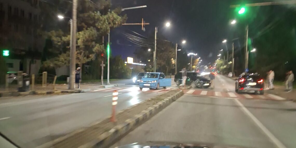 Tamponare între două Volkswagen-uri, la semaforul de la Bazarul din Suceava. Șoferii au făcut amiabila, dar câteva ore mai târziu două persoane au ajuns la Urgențe
