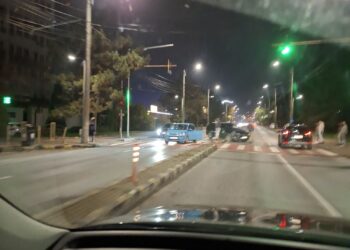 Tamponare între două Volkswagen-uri, la semaforul de la Bazarul din Suceava. Șoferii au făcut amiabila, dar câteva ore mai târziu două persoane au ajuns la Urgențe