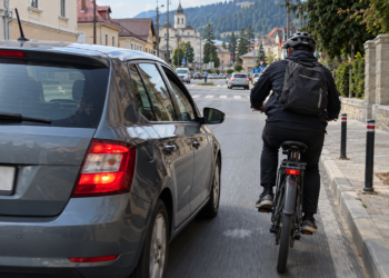 Șoferiță amendată cu aproape 2.000 de lei și lăsată fără permis pentru 90 de zile, după ce a acroșat o bicicletă electrică în timp ce încerca să o depășească. Biciclistul s-a dus la spital după câteva zile