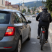 Șoferiță amendată cu aproape 2.000 de lei și lăsată fără permis pentru 90 de zile, după ce a acroșat o bicicletă electrică în timp ce încerca să o depășească. Biciclistul s-a dus la spital după câteva zile