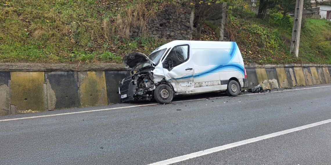 Detalii despre accidentul de la Iacobeni. Un șofer de 62 de ani a adormit la volan, a pătruns pe contrasens și s-a izbit frontal de o autoutilitară care circula regulamentar