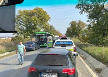 Carambol pe drumul dintre Ipotești și Suceava. Două mașini și un autobuz TPL, implicate. Doi copii și o femeie, transportați la spital