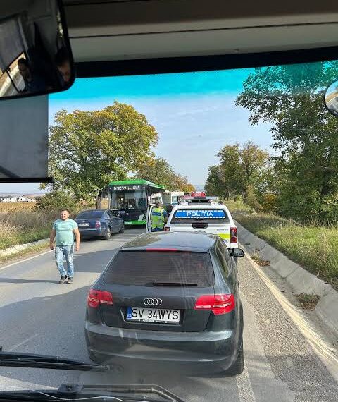 Carambol pe drumul dintre Ipotești și Suceava. Două mașini și un autobuz TPL, implicate. Doi copii și o femeie, transportați la spital